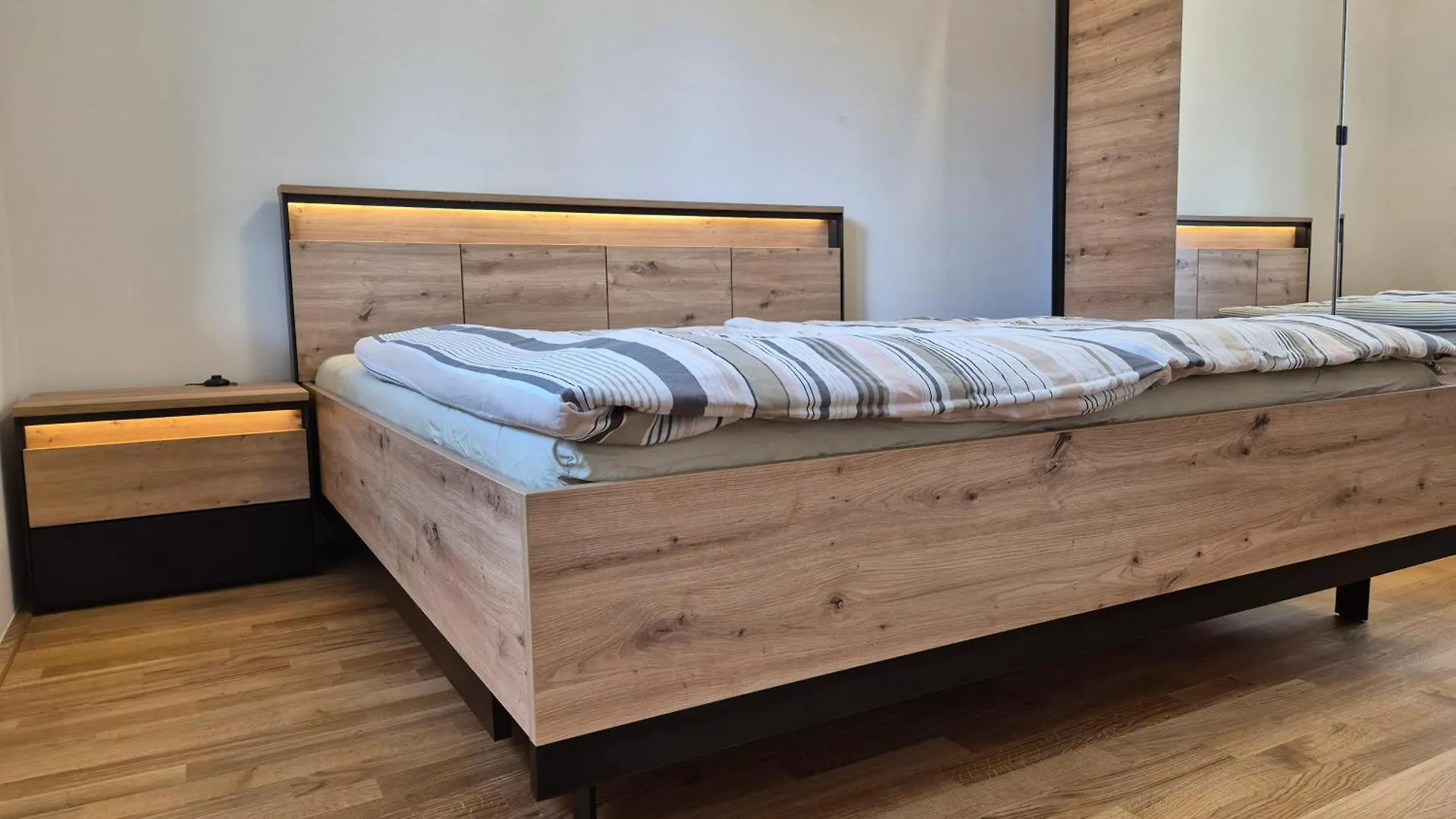 Near Lake Stylish Furnished Apartment Vienne 0*,
