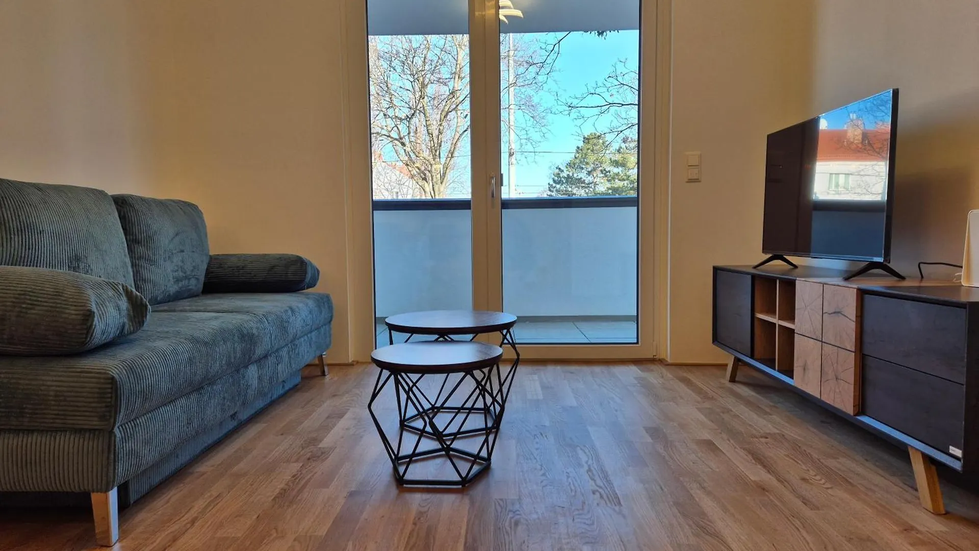 Near Lake Stylish Furnished Apartment Vienne